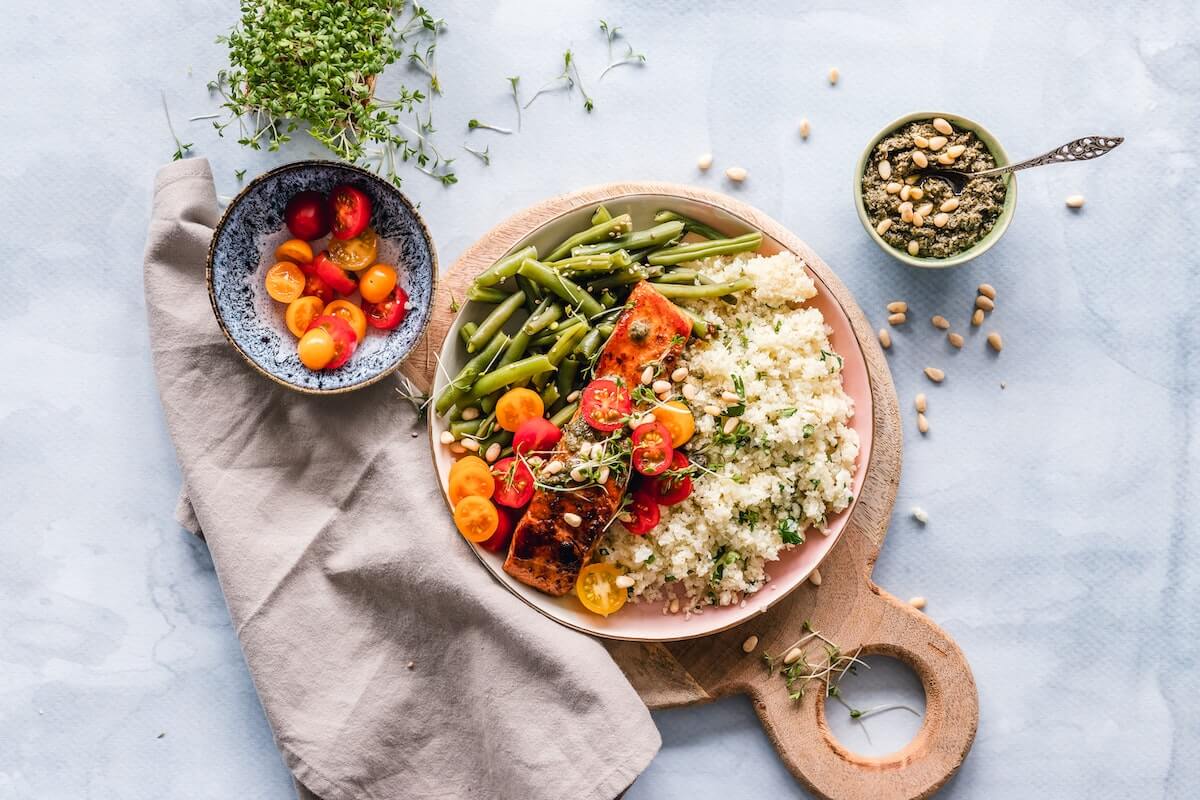 A cenital view of a healthy food plate